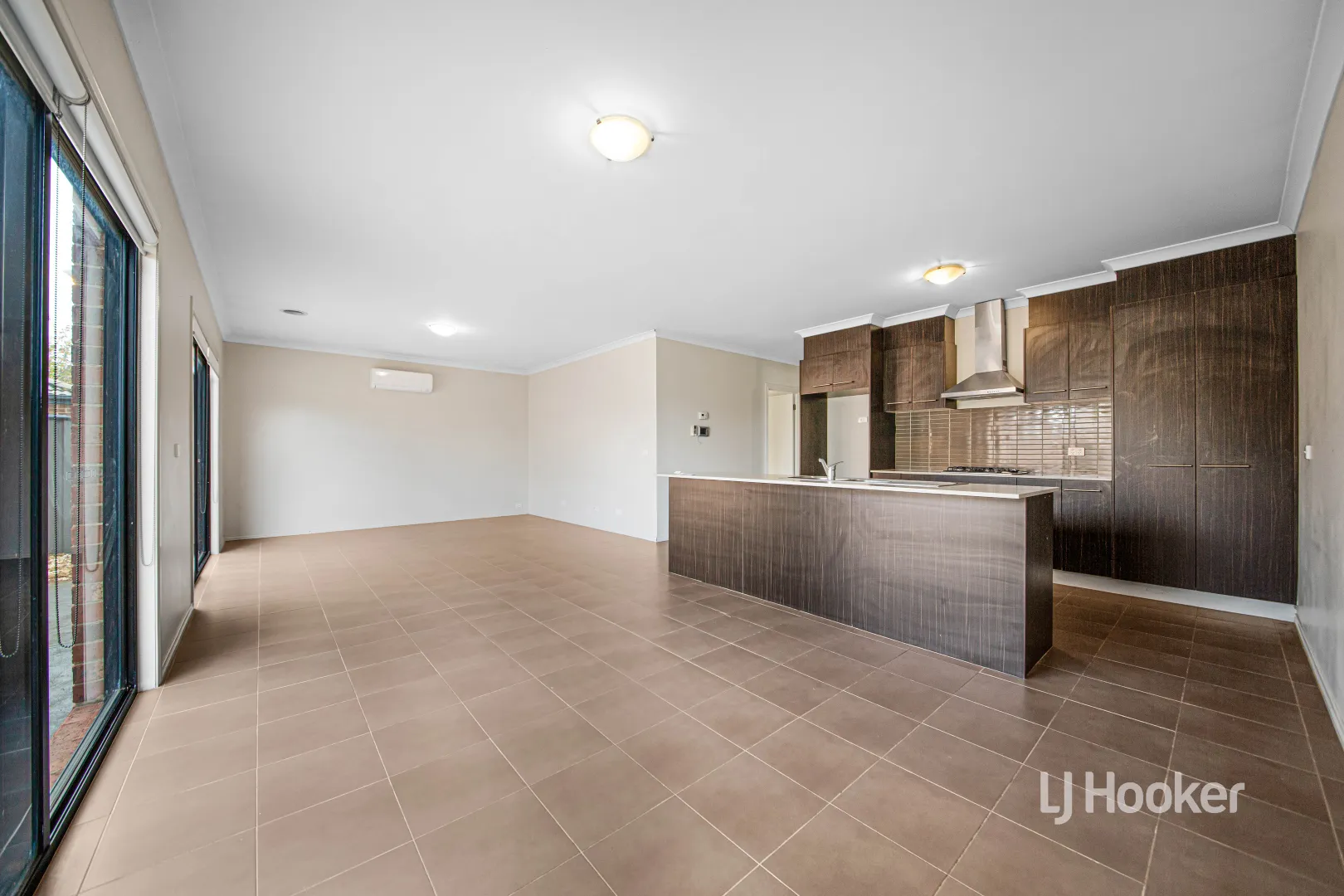 Beautifully Presented Home in Prestigious Innisfail Estate! APPLICATIONS NOW OPEN - Widok 4