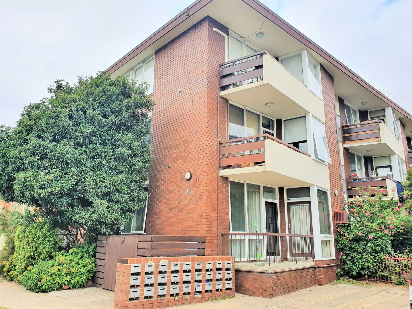 1 327 Orrong Road St Kilda East Vic 3183 Apartment For Rent 300 00 Domain