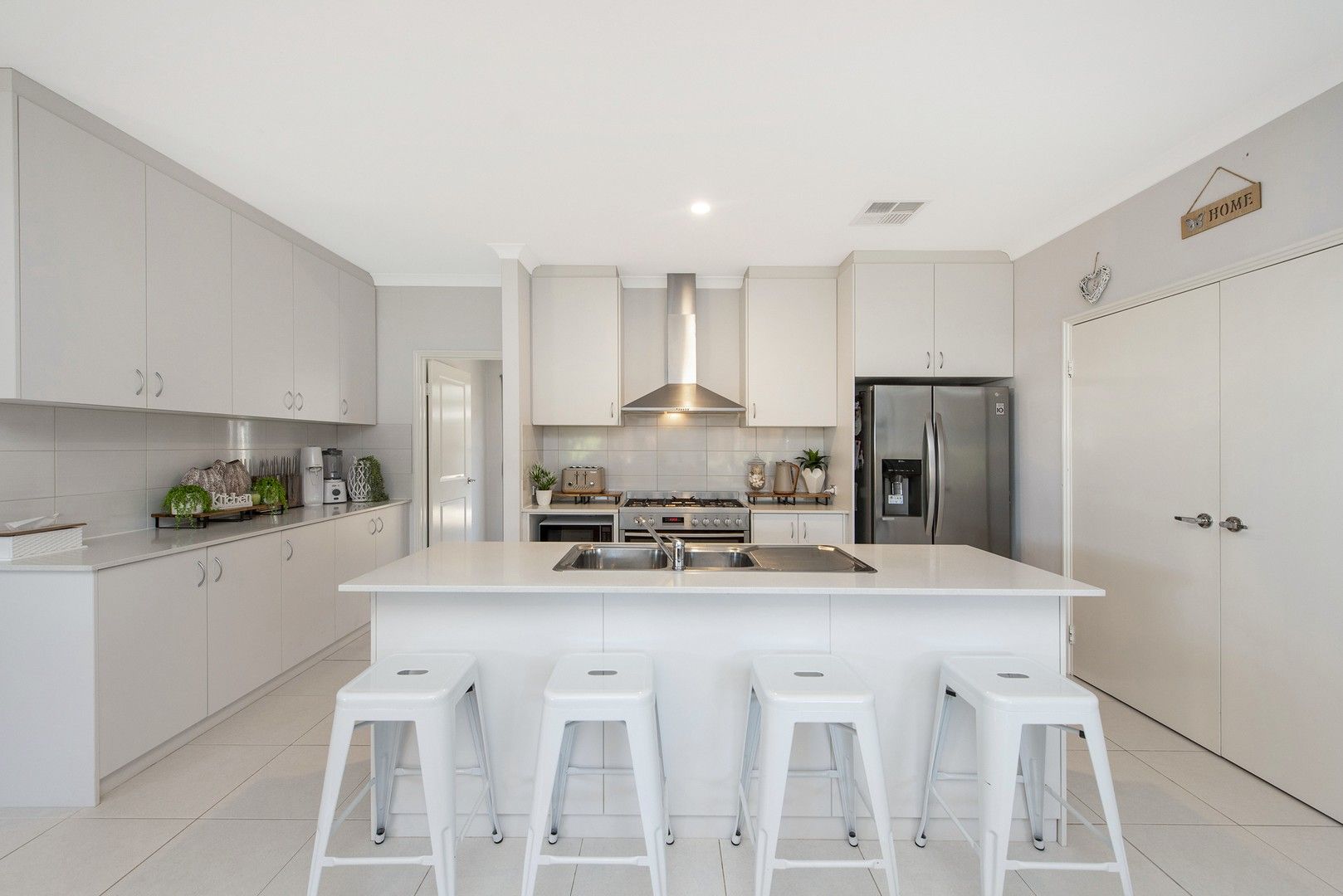 3 bedrooms House in 17 Emary Rise BALDIVIS WA, 6171