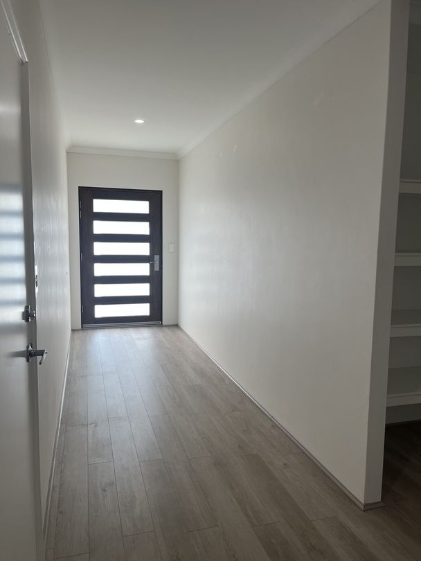 4 bedrooms House in 24 Dolphin Drive ALKIMOS WA, 6038