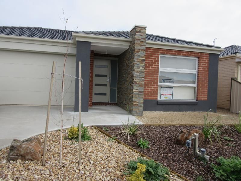 4 bedrooms House in 5 Weatherglass Street WALLAN VIC, 3756