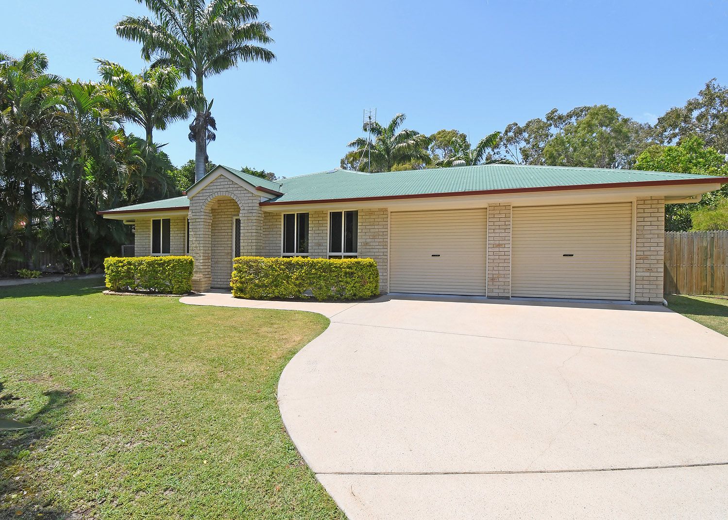 5 Coast Bay Close, Point Vernon QLD 4655, Image 0