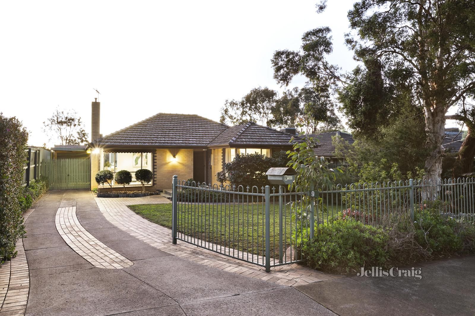 4 bedrooms House in 9 Helwig Avenue MONTMORENCY VIC, 3094