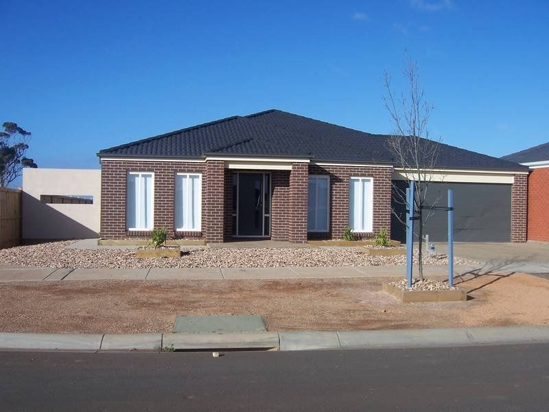 4 bedrooms House in 12 Doublebay Drive TAYLORS HILL VIC, 3037