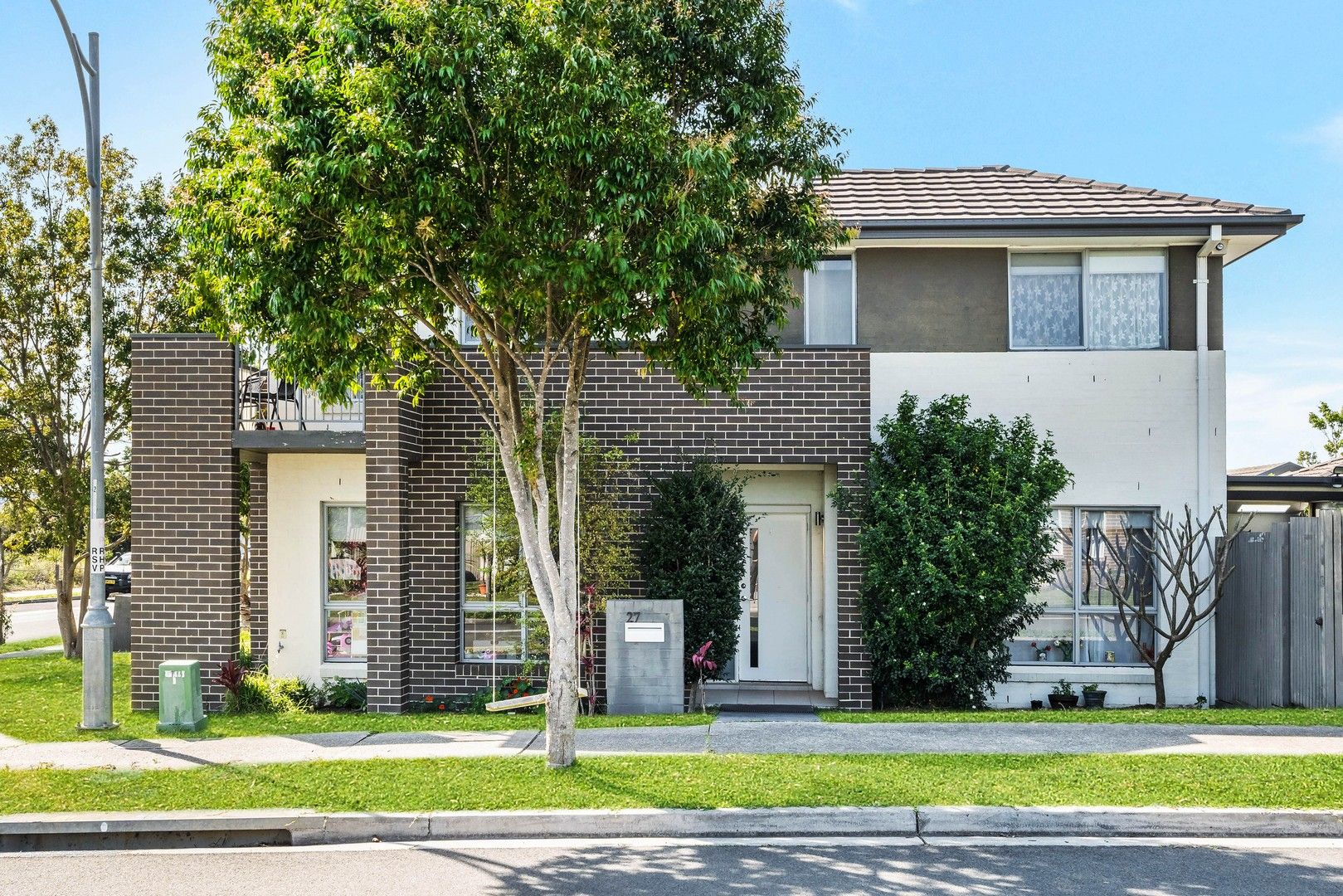 3 bedrooms Duplex in 27 Brinsmead Avenue MIDDLETON GRANGE NSW, 2171