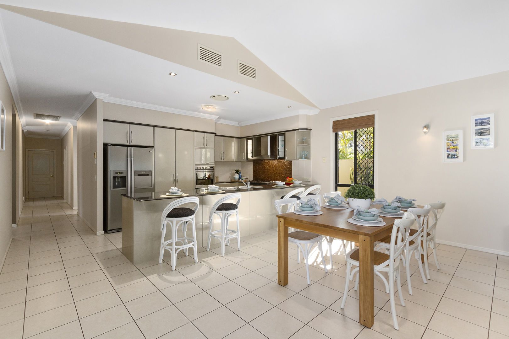 12 Blackfen Court, Arundel QLD 4214, Image 2