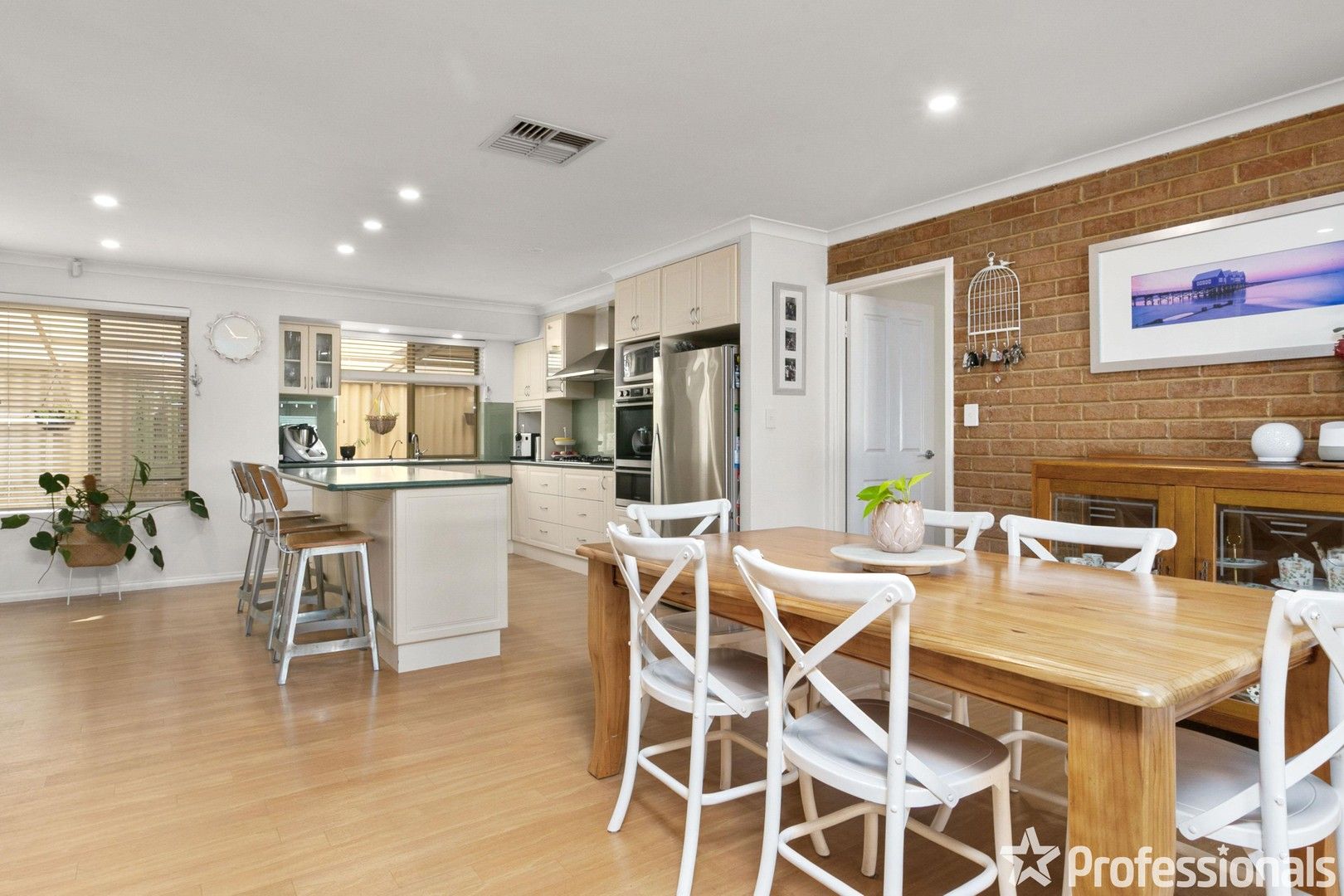 5 bedrooms House in 122 Marvell Avenue LAKE COOGEE WA, 6166