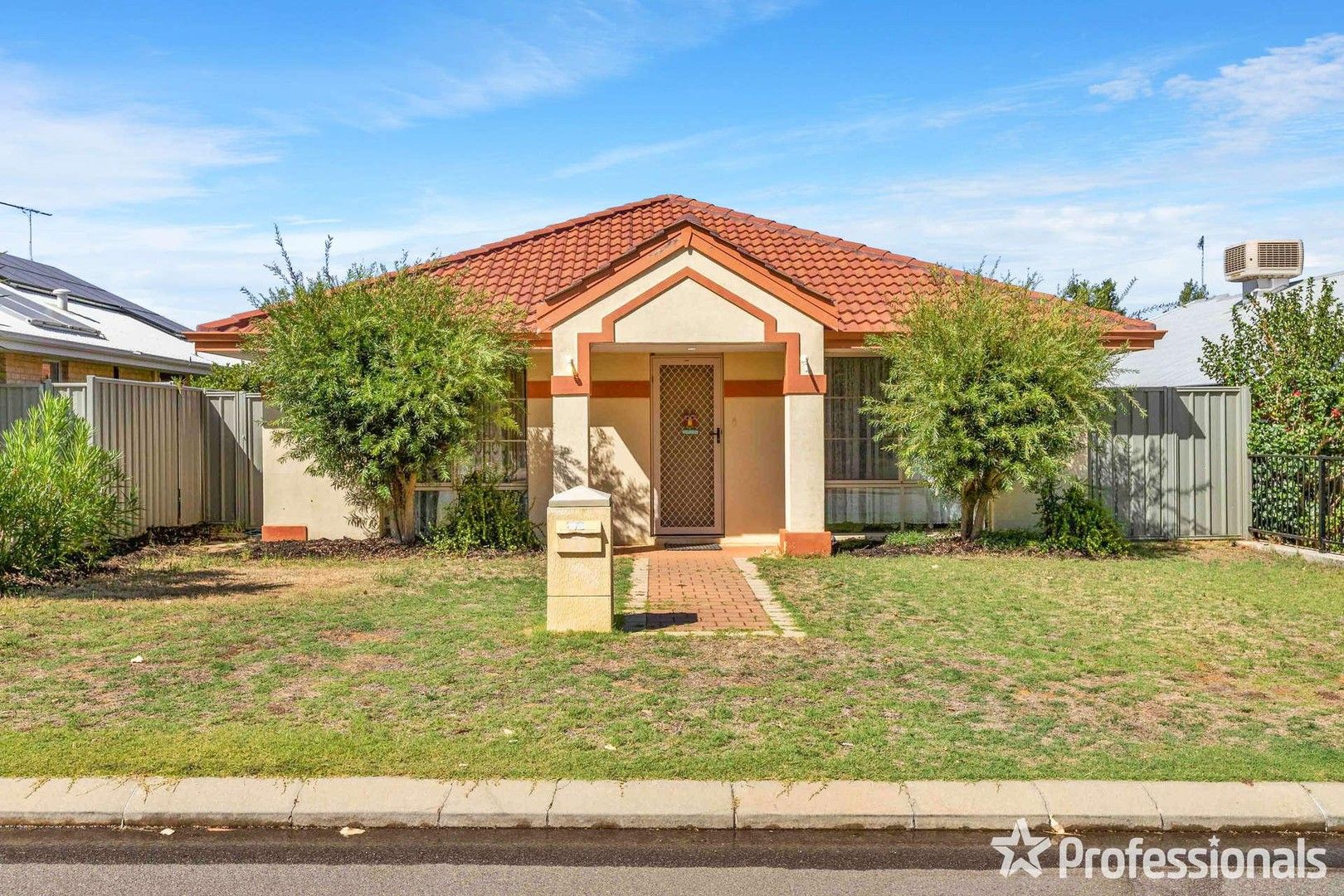4 bedrooms House in 28 Abingdon Crescent WELLARD WA, 6170