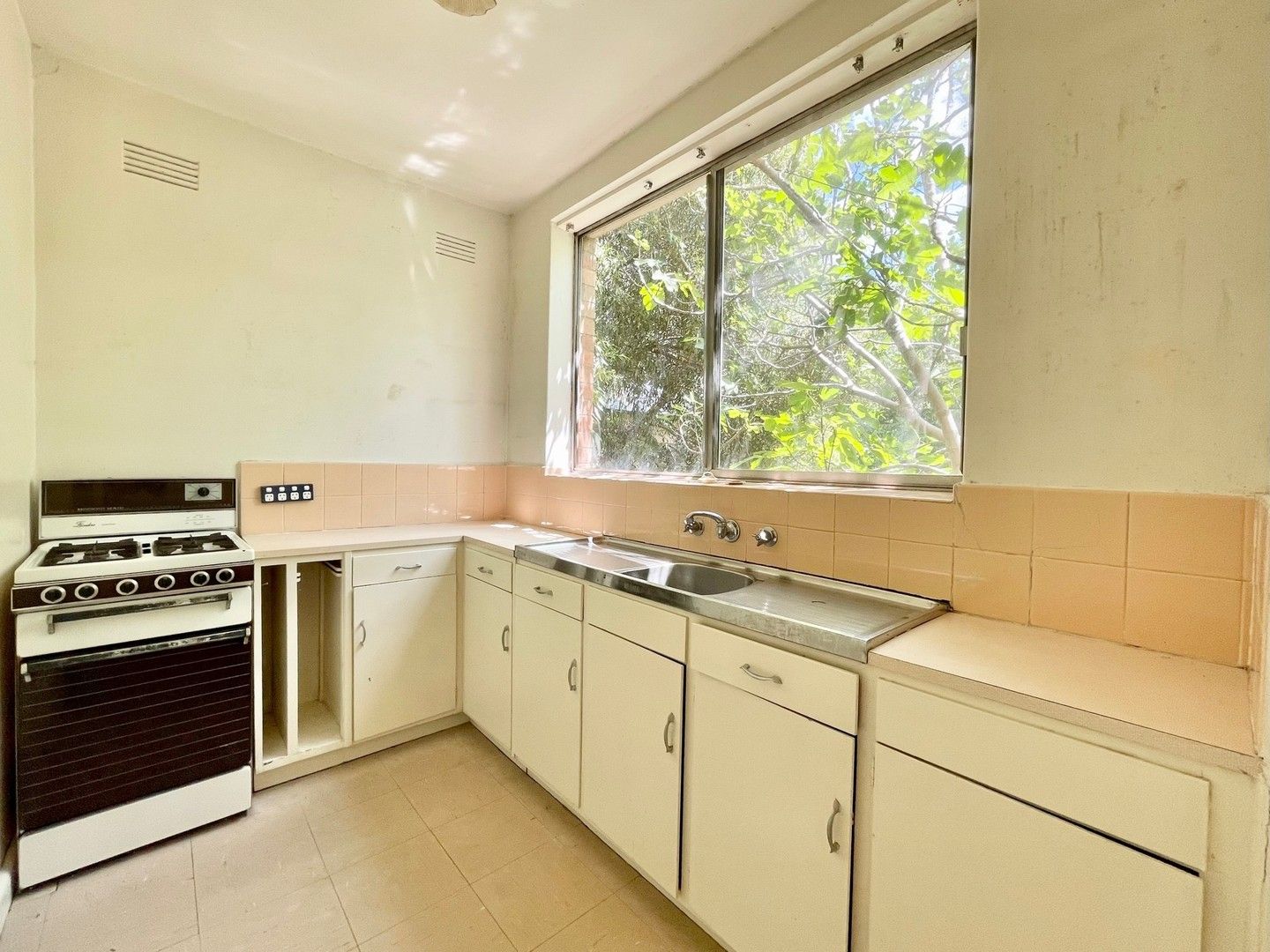 Studio in 2/9A Tennyson Street, ELWOOD VIC, 3184