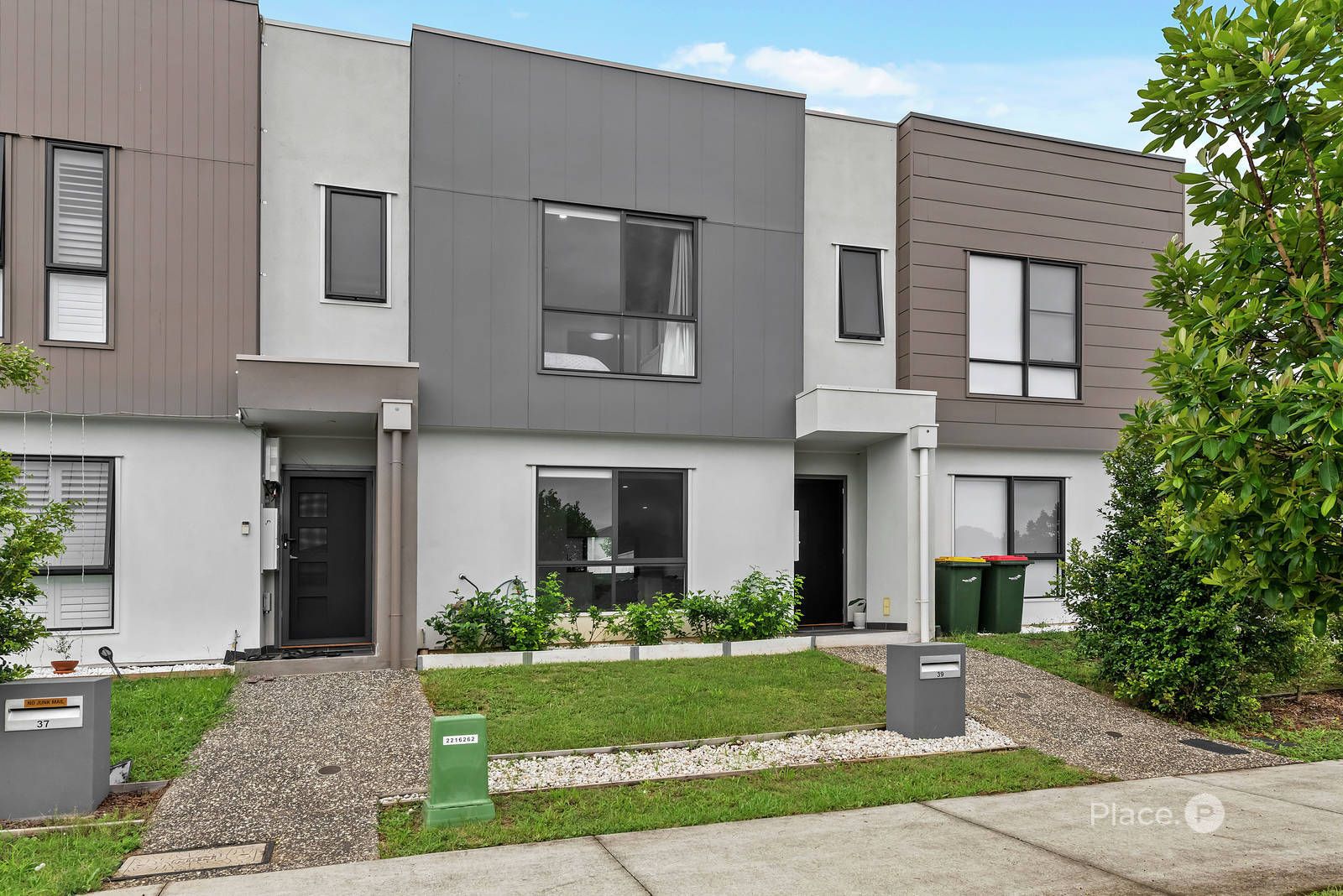 3 bedrooms Townhouse in 39 Sutherland Drive STRATHPINE QLD, 4500