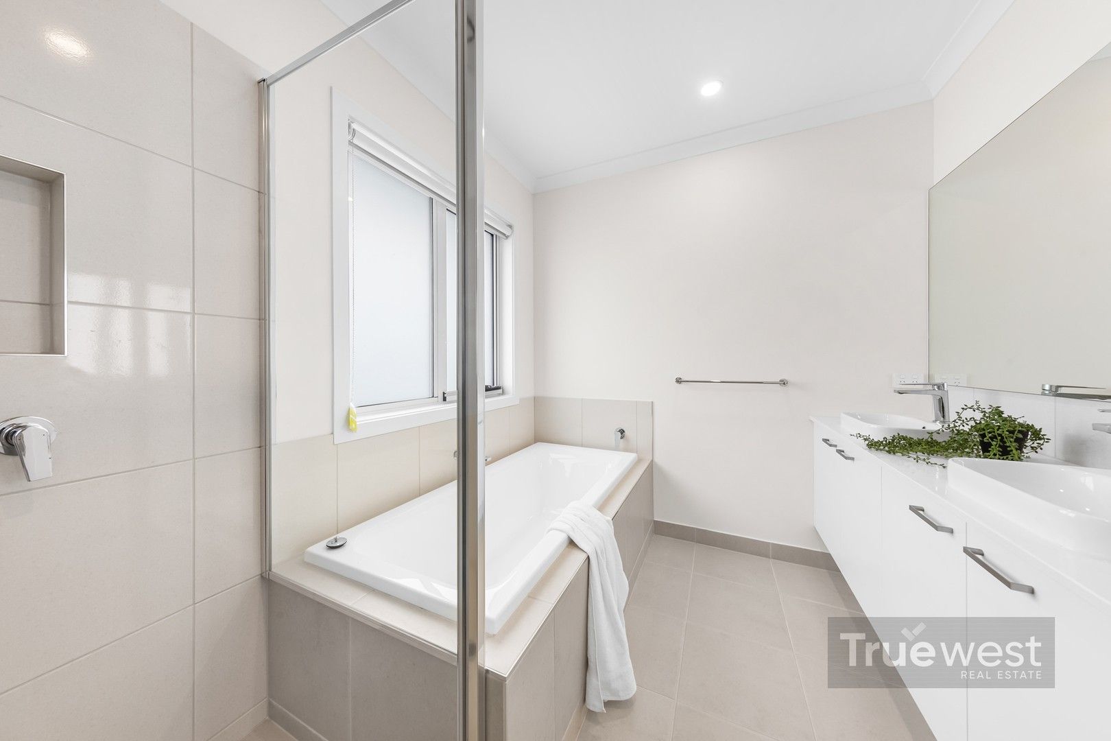 5 bedrooms House in 12 Aldan Way TRUGANINA VIC, 3029