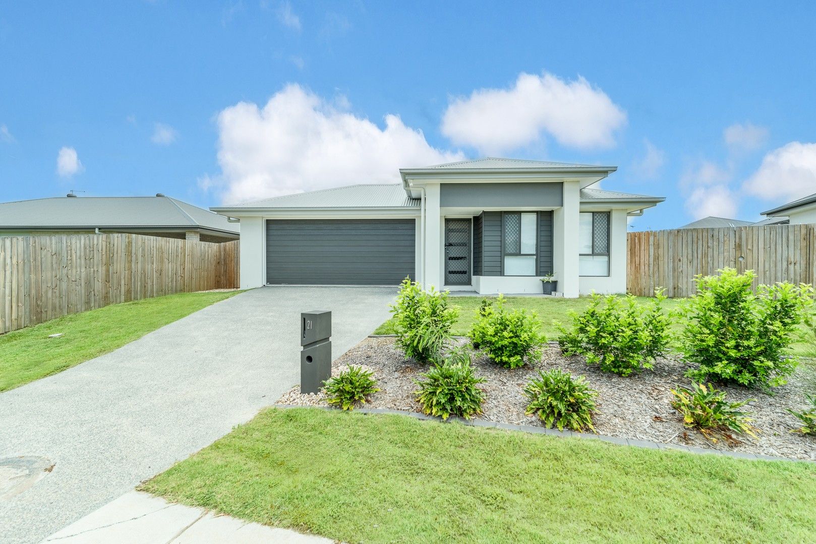 4 bedrooms House in 21 Outlook Boulevard GLENEAGLE QLD, 4285