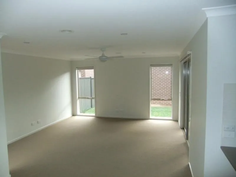 POINT COOK LIVING-New Carpet - Widok 4