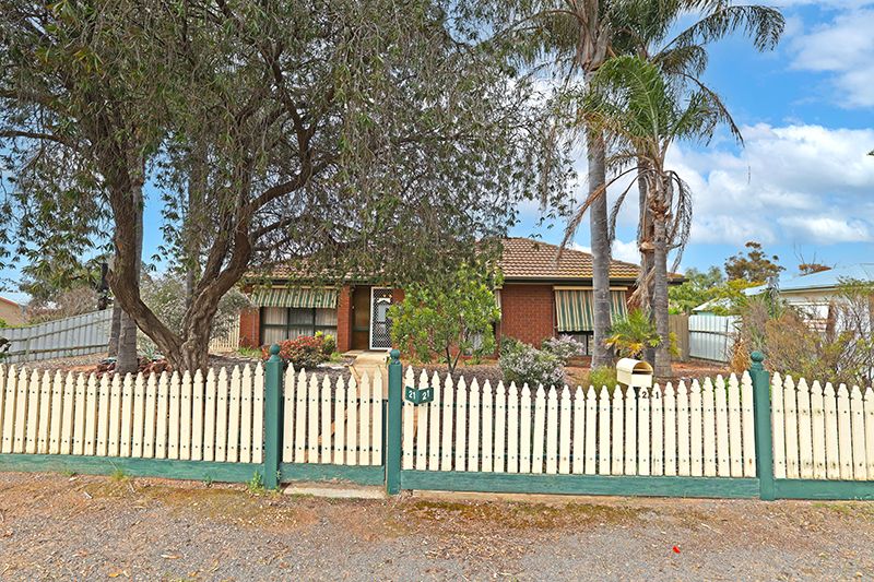 21 Martin Avenue, Ouyen VIC 3490, Image 2