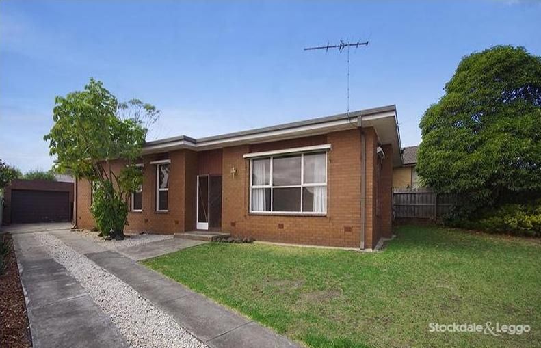 3 bedrooms House in 8 Mountbatten Street GROVEDALE VIC, 3216