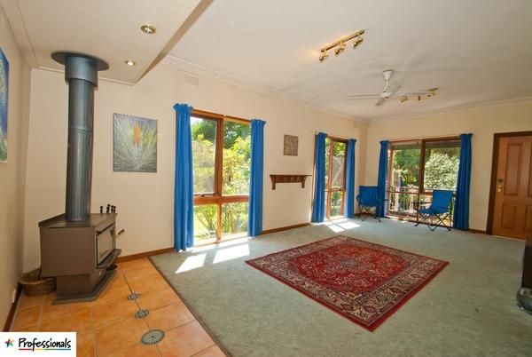 12 Old Warburton Road, Warburton VIC 3799, Image 2