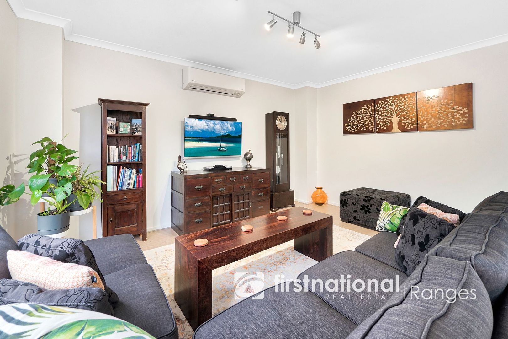 119 Thoroughbred Drive, Clyde North VIC 3978, Image 2