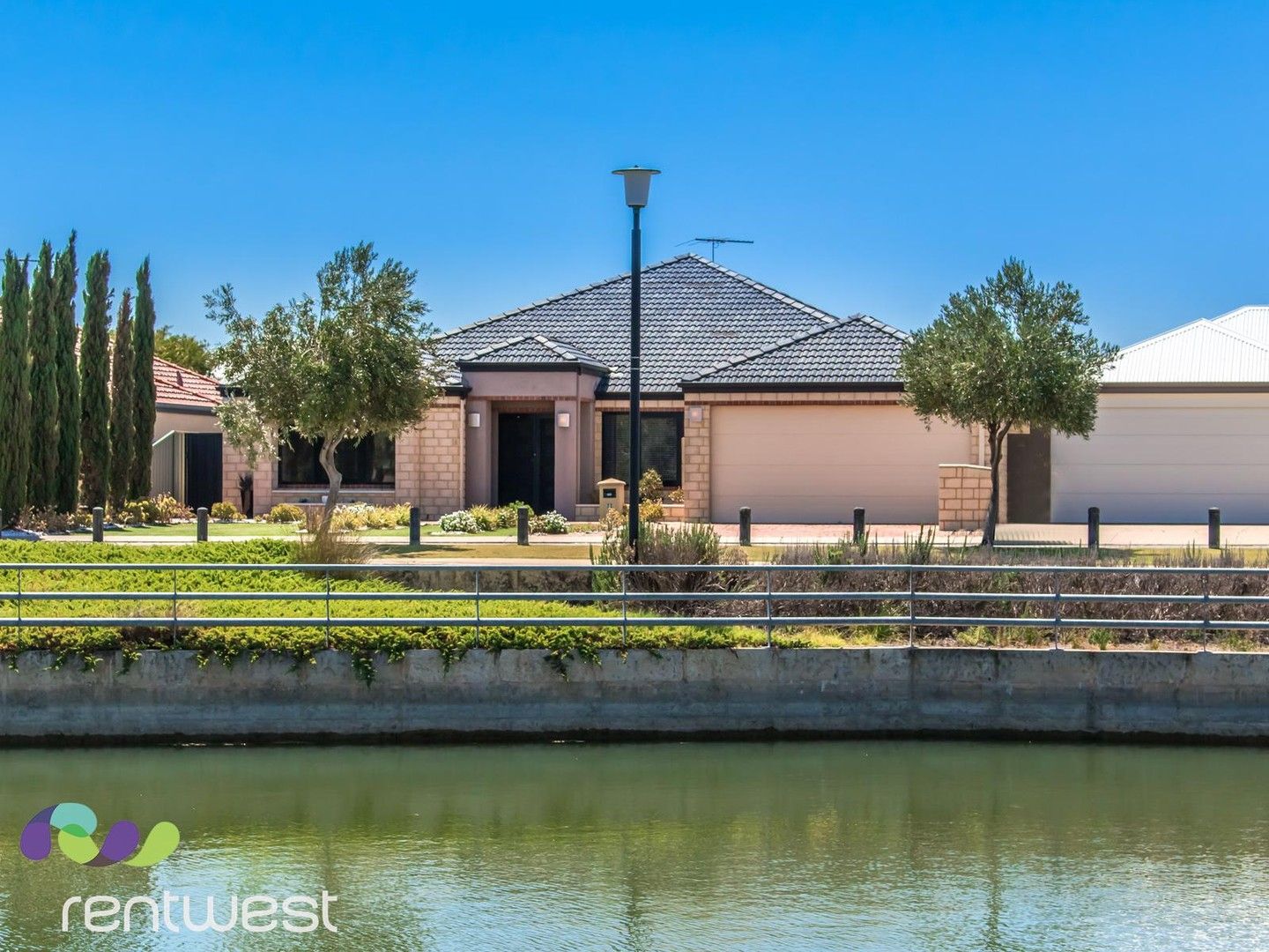 5 bedrooms House in 22 Swifts Court ROCKINGHAM WA, 6168