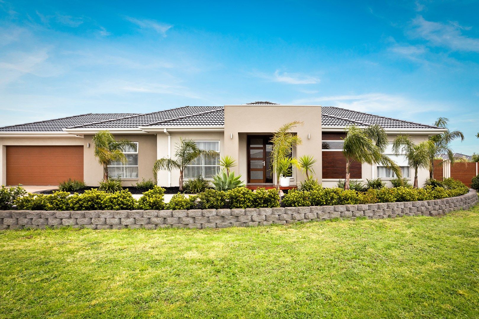 4 bedrooms House in 4 Pashanger Court PAKENHAM VIC, 3810