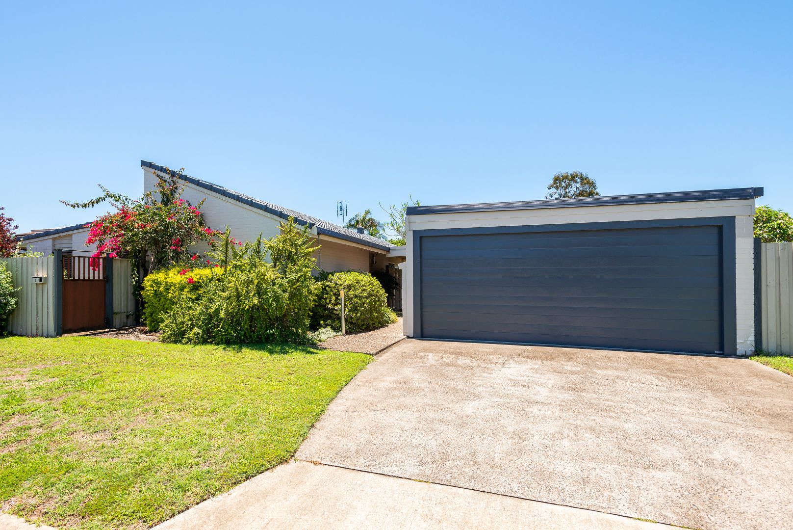 1 Kinloch Avenue, Benowa Waters QLD 4217, Image 1