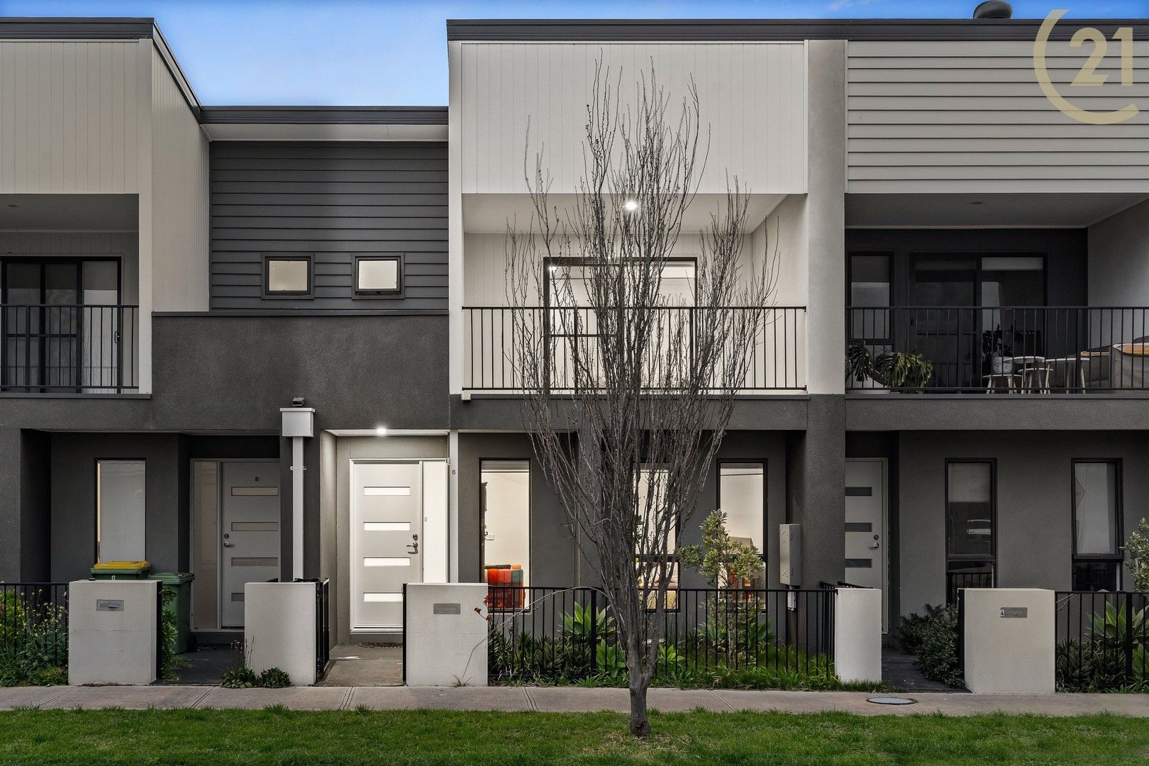 3 bedrooms Townhouse in 6 St Martin Way PAKENHAM VIC, 3810