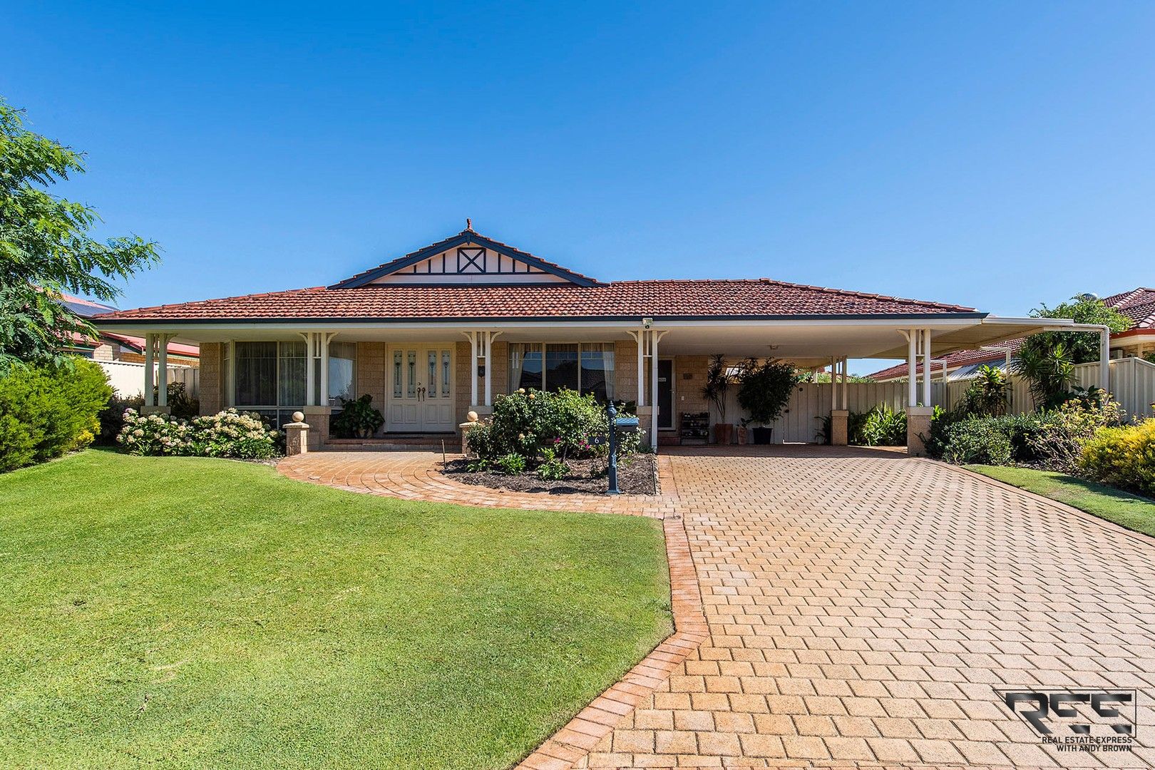 4 bedrooms House in 6 Hakea Court THORNLIE WA, 6108