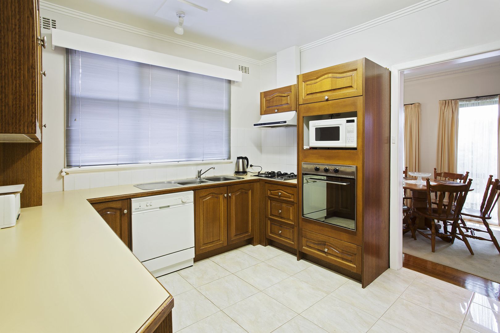 4 Forster Court, Bentleigh East VIC 3165, Image 2