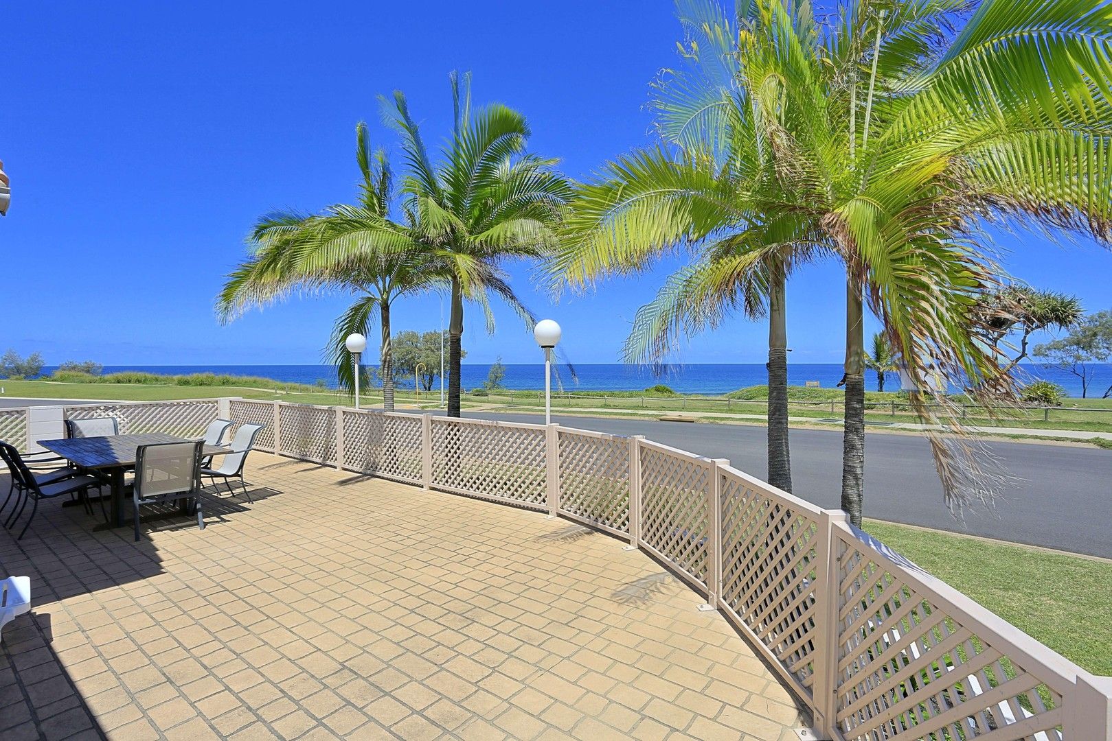 4 bedrooms House in  CORAL COVE QLD, 4670