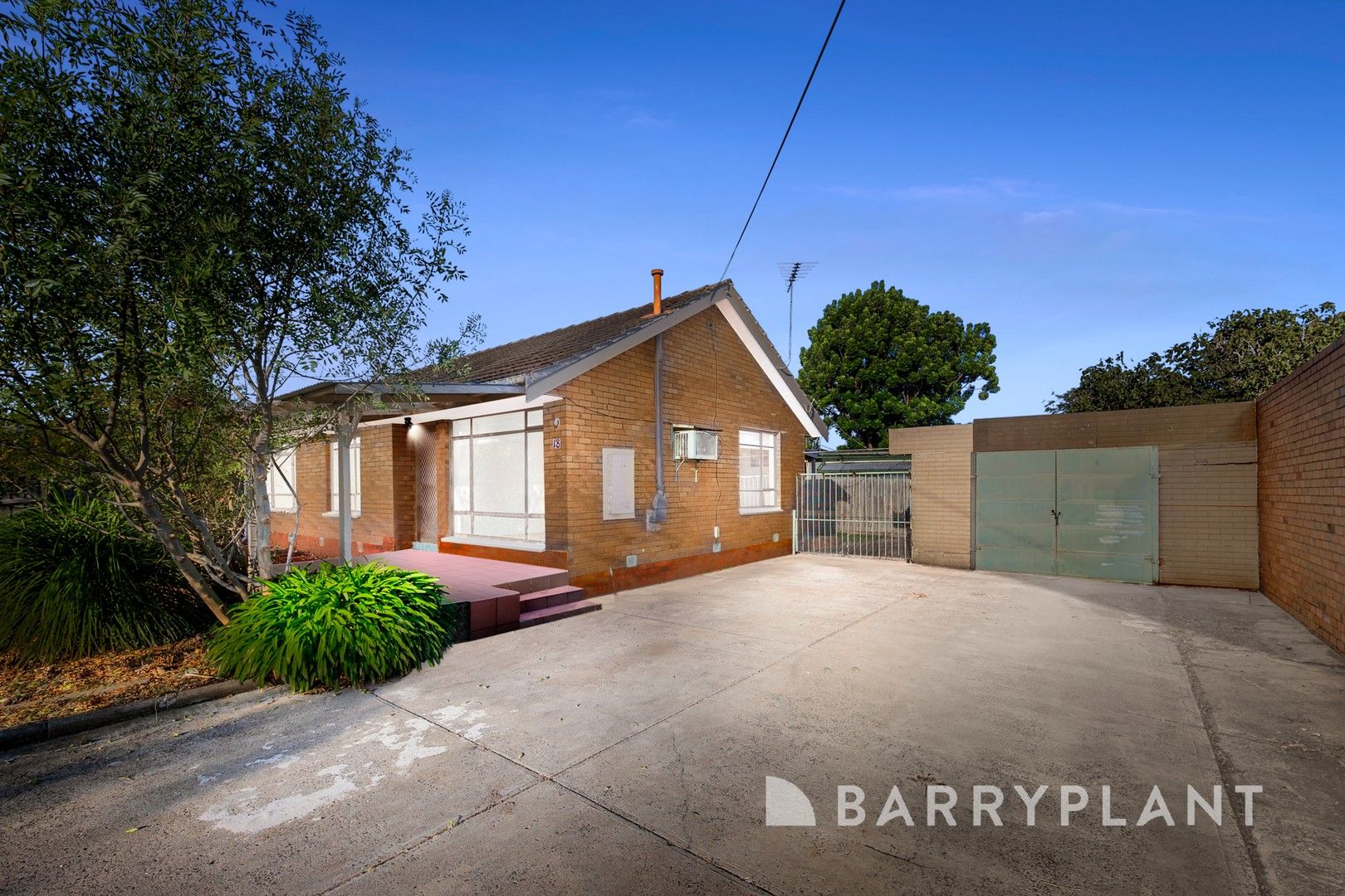 5 bedrooms House in 18 Bernbanks Avenue ST ALBANS VIC, 3021