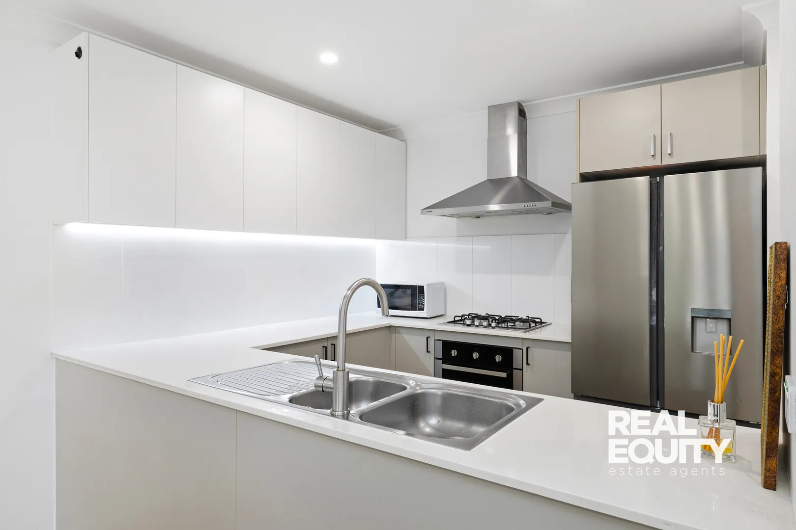 Modern & Extra Spacious Living - Skats 4