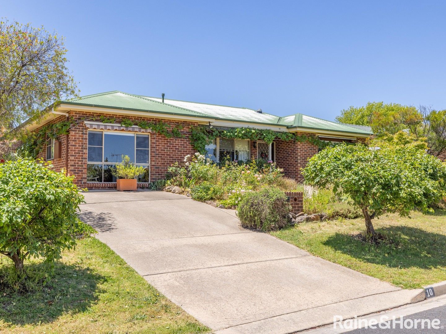 4 bedrooms House in 10 Opperman Way WINDRADYNE NSW, 2795