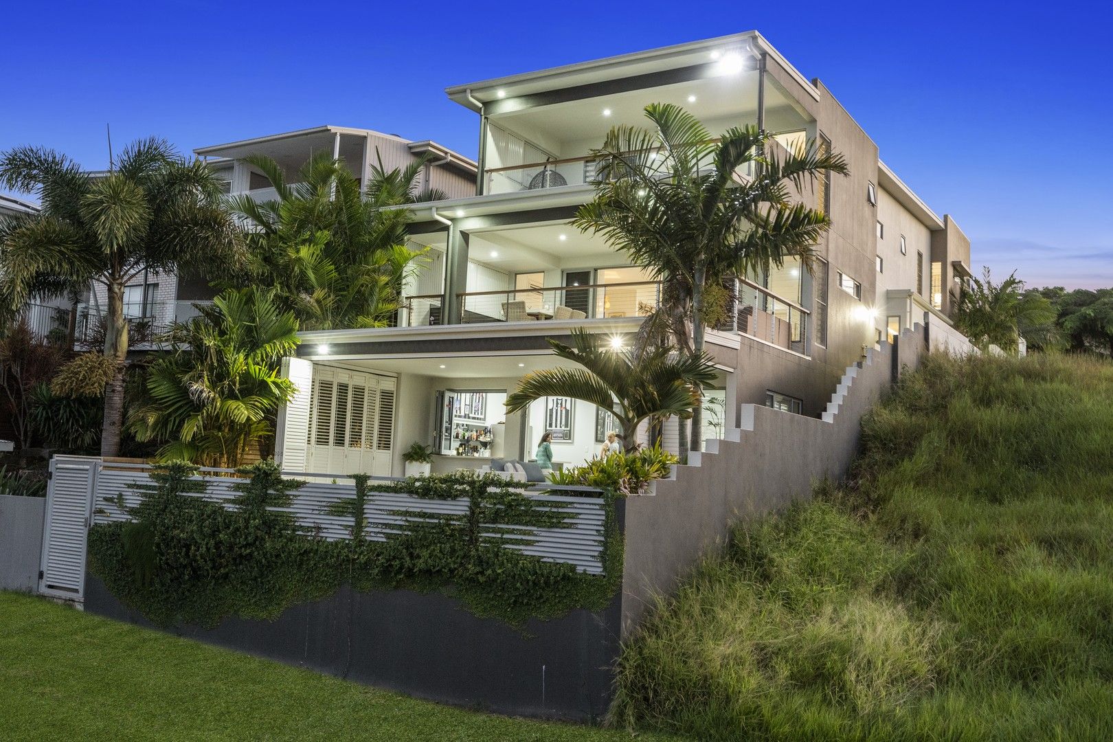 4 bedrooms House in 10 Broadwater Terrace REDLAND BAY QLD, 4165