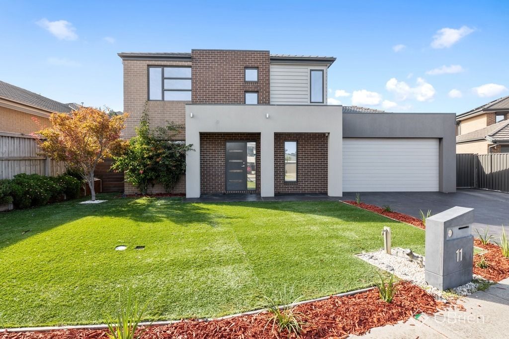 6 bedrooms House in 11 Casey Court PAKENHAM VIC, 3810