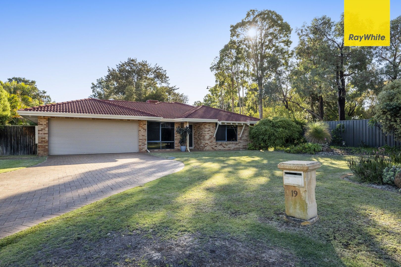 4 bedrooms House in 19 Rivergum Close ELLENBROOK WA, 6069