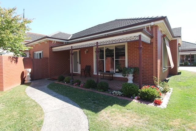 2/307 Wendouree Parade, Lake Wendouree VIC 3350, Image 0