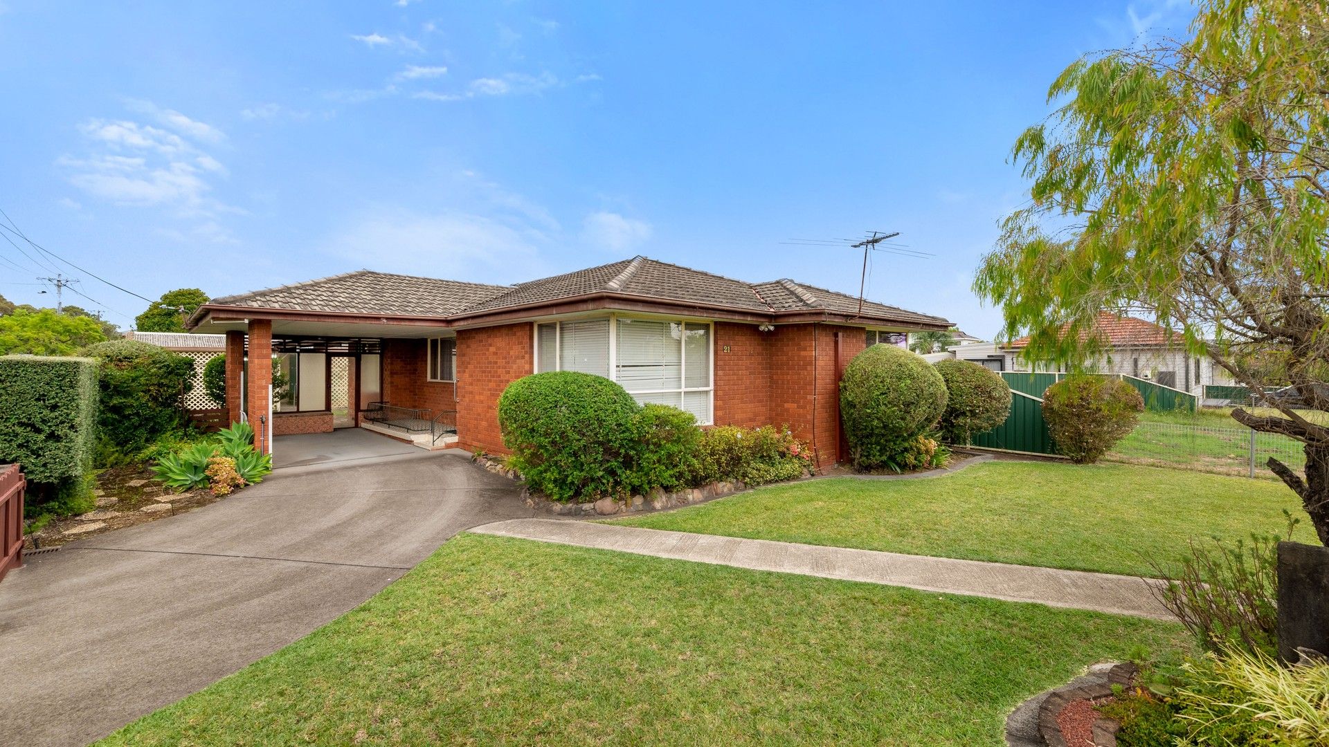 21 First Avenue, Macquarie Fields NSW 2564, Image 0