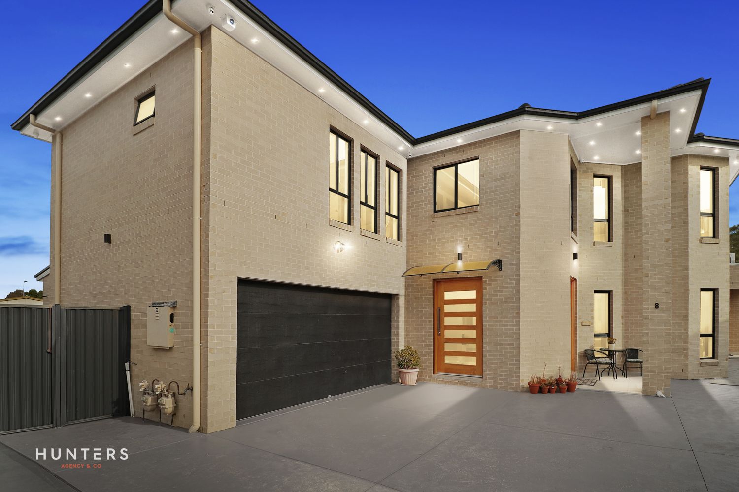 7 bedrooms House in 8 Adaptaur Close BOSSLEY PARK NSW, 2176