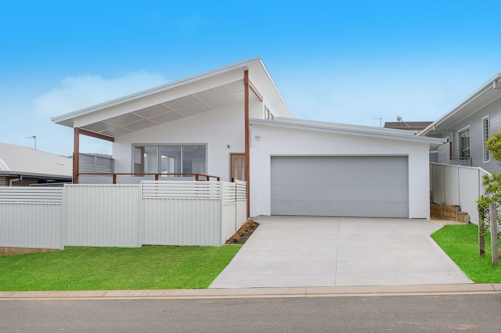 3 bedrooms House in 11 Barbuda Way LAKE CATHIE NSW, 2445