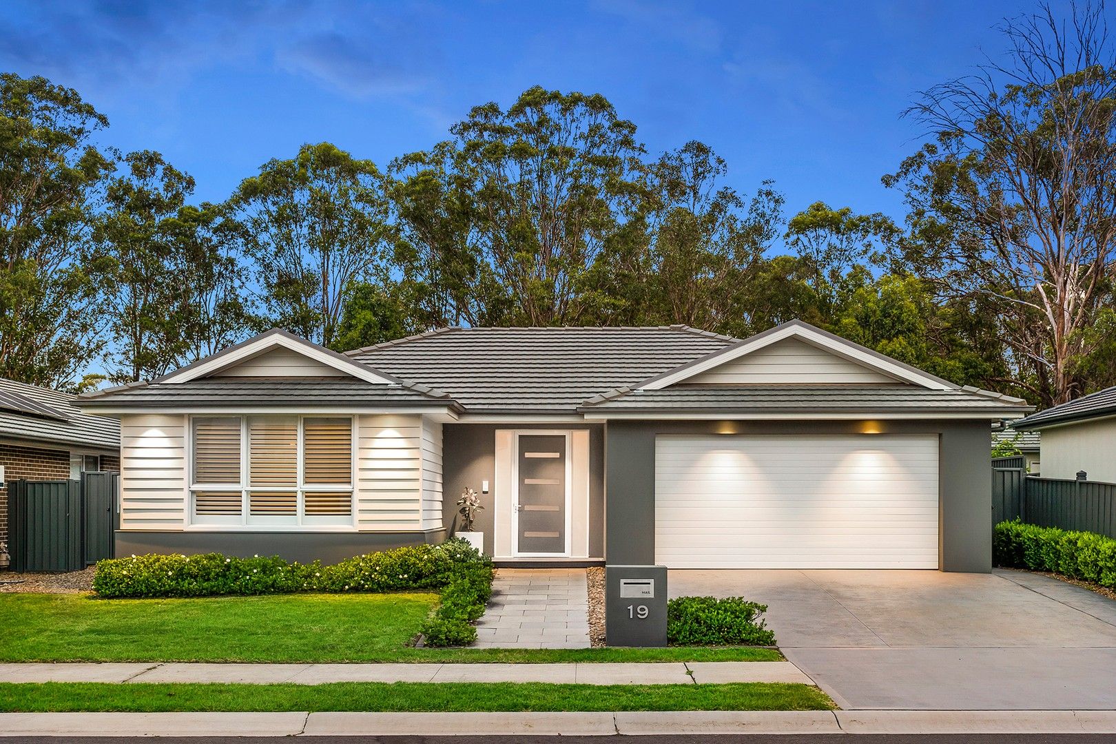 4 bedrooms House in 19 Howard Loop ORAN PARK NSW, 2570