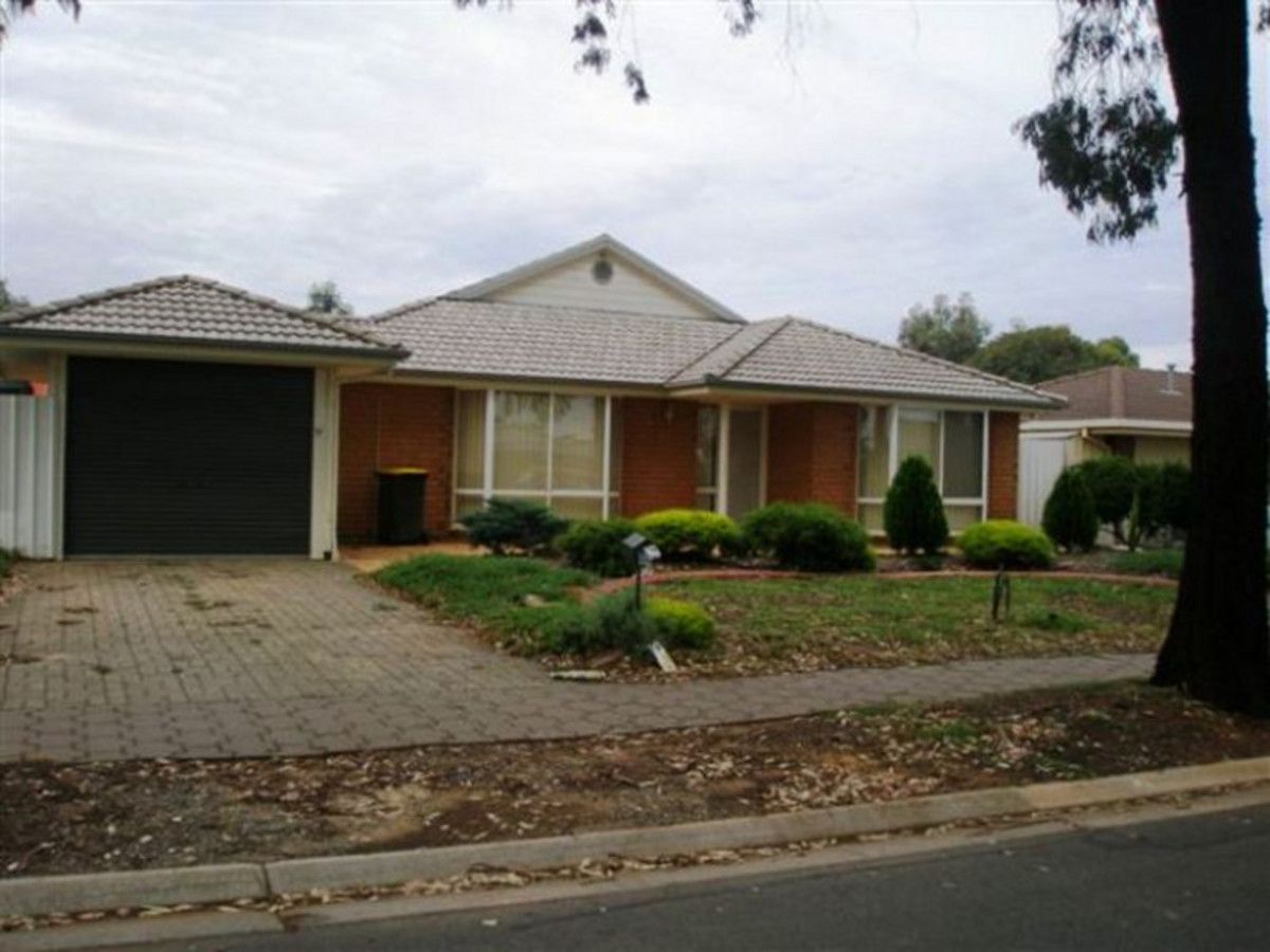 3 bedrooms House in 86 Magdalena Crescent PARALOWIE SA, 5108