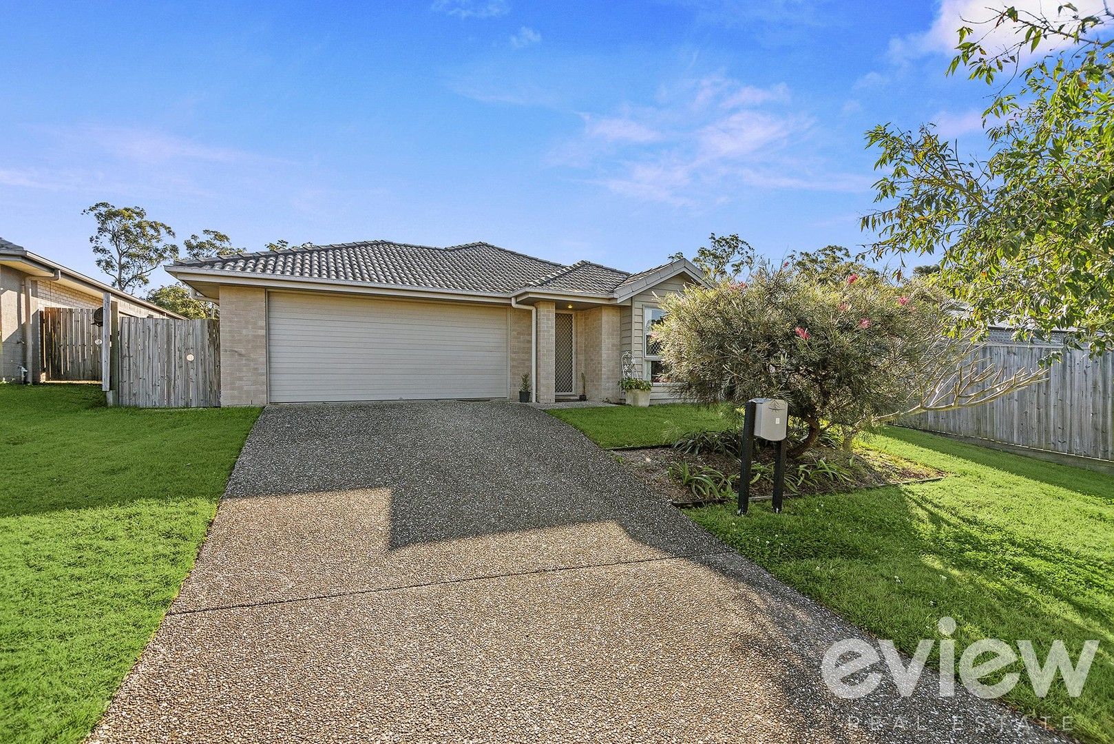 4 bedrooms House in 8 Valour Drive CRESTMEAD QLD, 4132