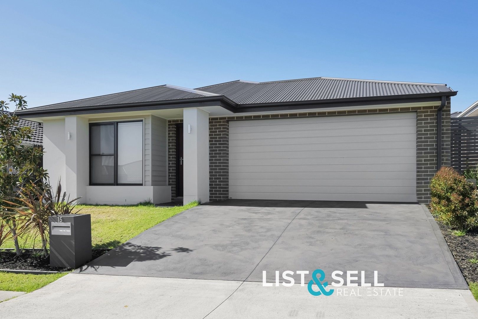 4 bedrooms House in 15 Chesham Avenue ORAN PARK NSW, 2570