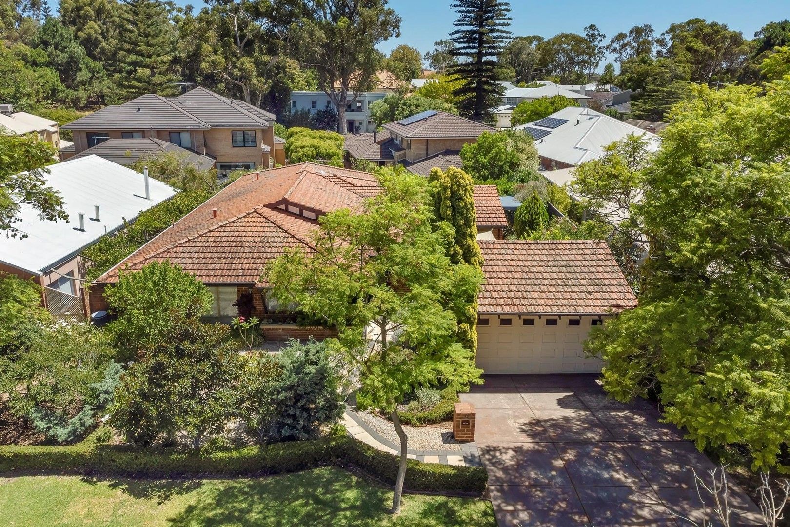 4 bedrooms House in 13 Bentley Close MOUNT CLAREMONT WA, 6010