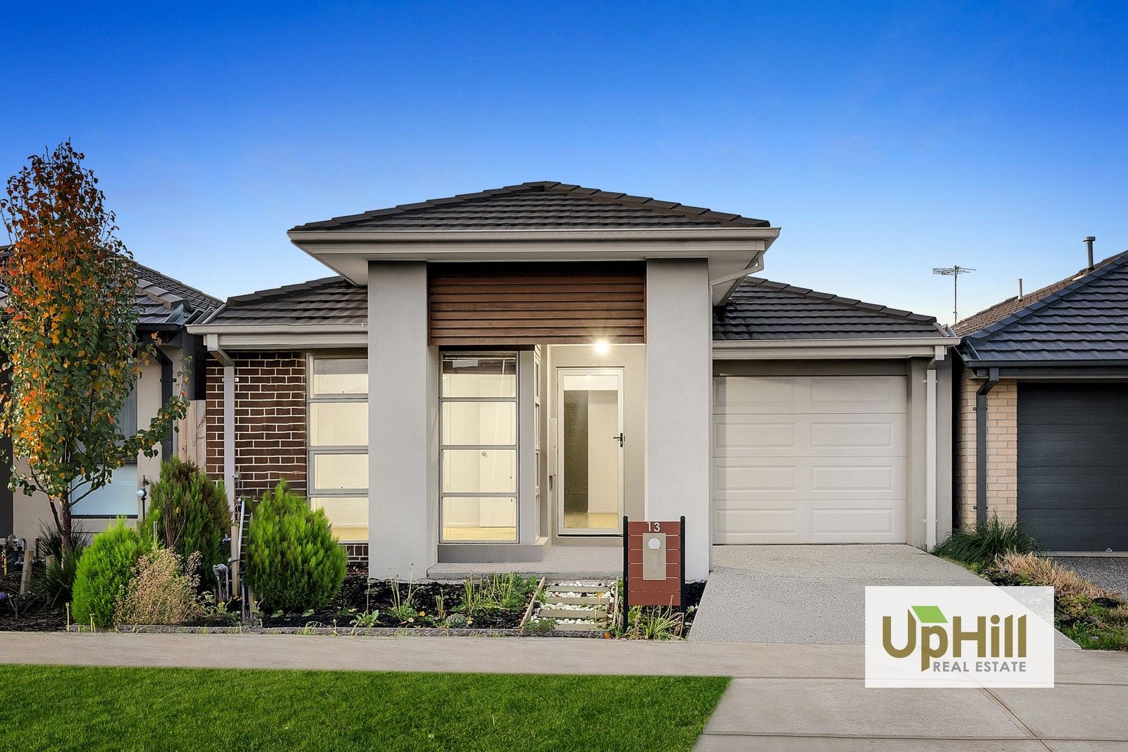 3 bedrooms House in 13 Flanker Way CLYDE VIC, 3978