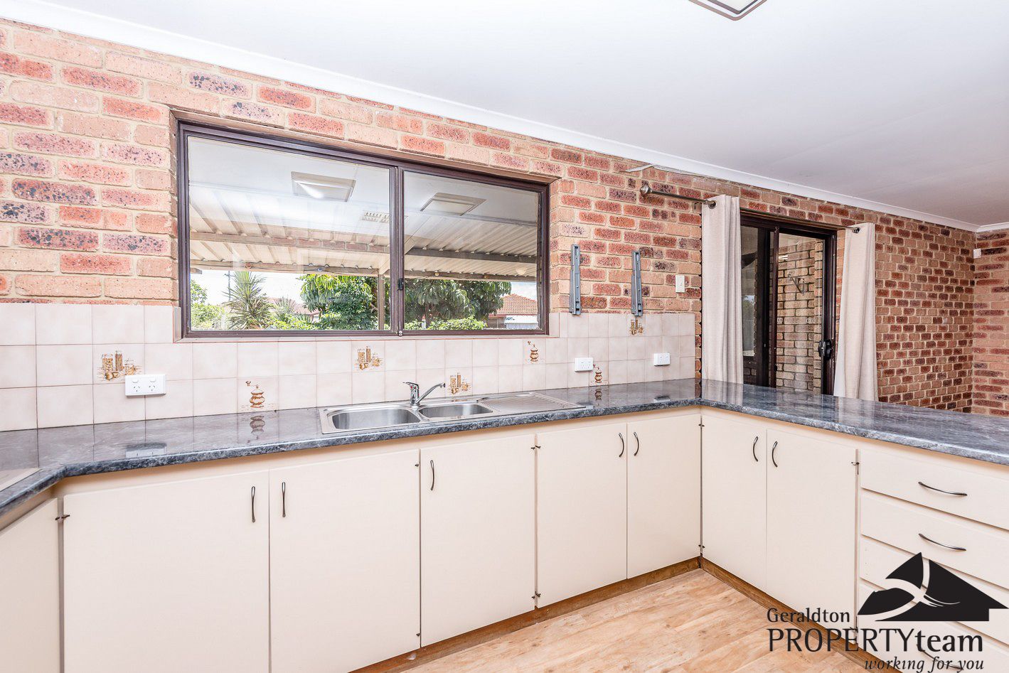 21 Broadfield Close, Utakarra WA 6530, Image 2