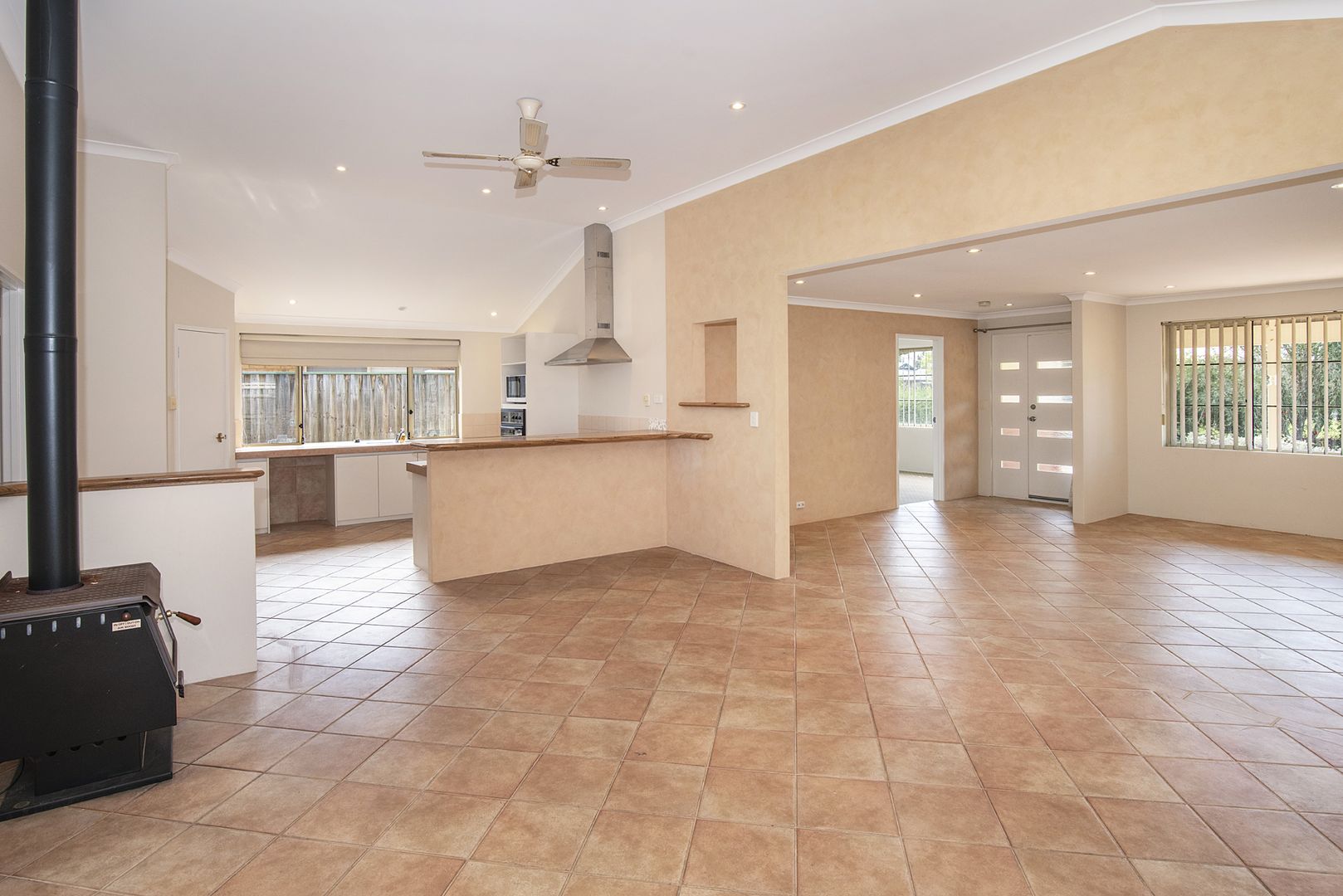 6 Seattle Court, Quindalup WA 6281, Image 2