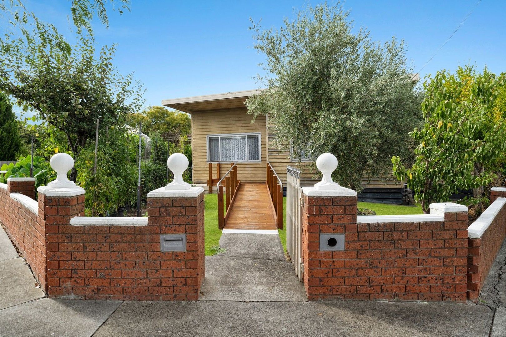 3 bedrooms Apartment / Unit / Flat in 18 Whiteside Street SPRINGVALE VIC, 3171