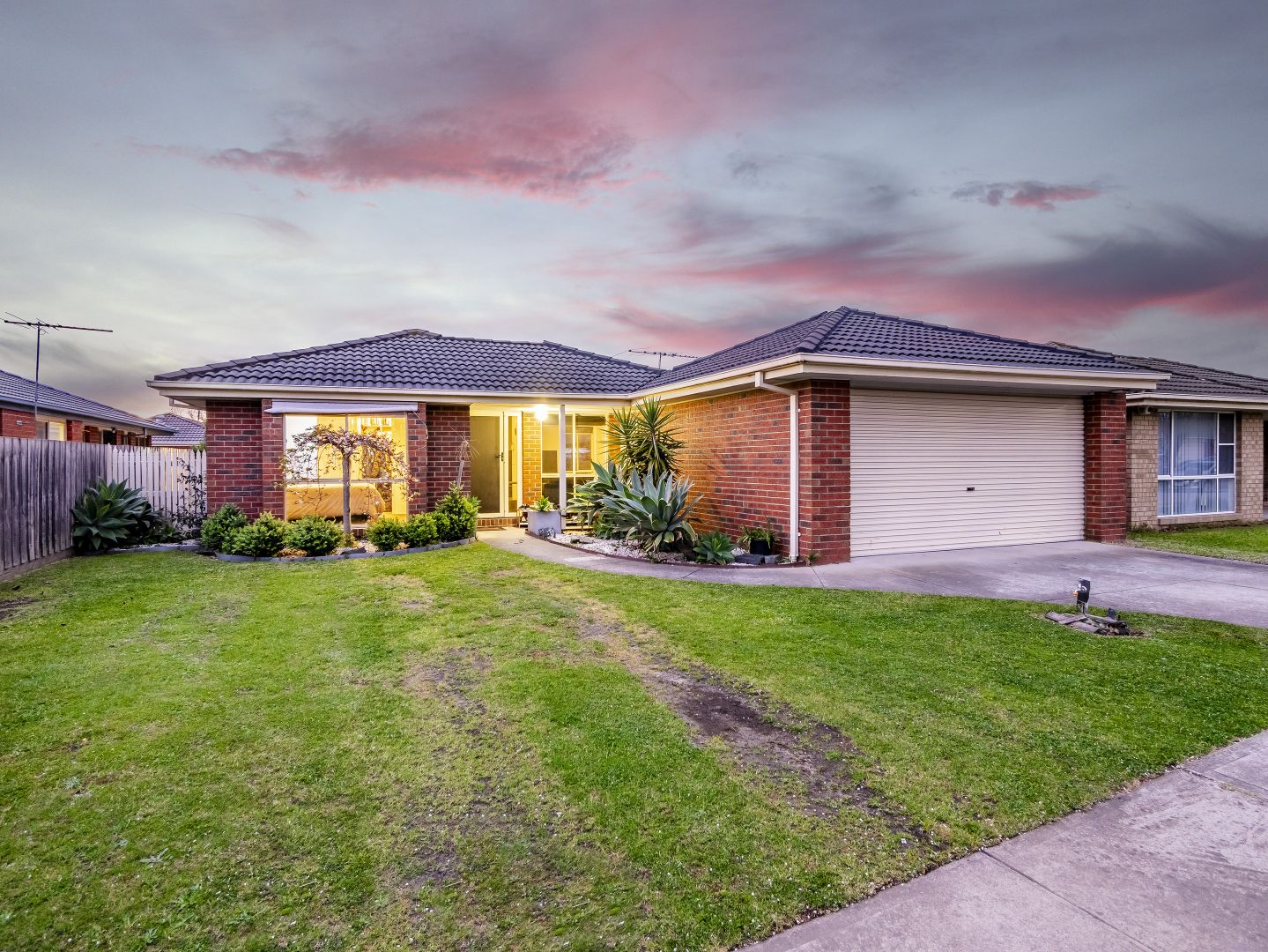 22 Glenaire Crescent, Cranbourne West VIC 3977, Image 2