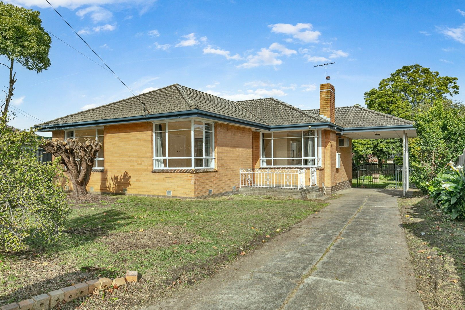 3 bedrooms House in 30 Folkstone Road GLEN WAVERLEY VIC, 3150