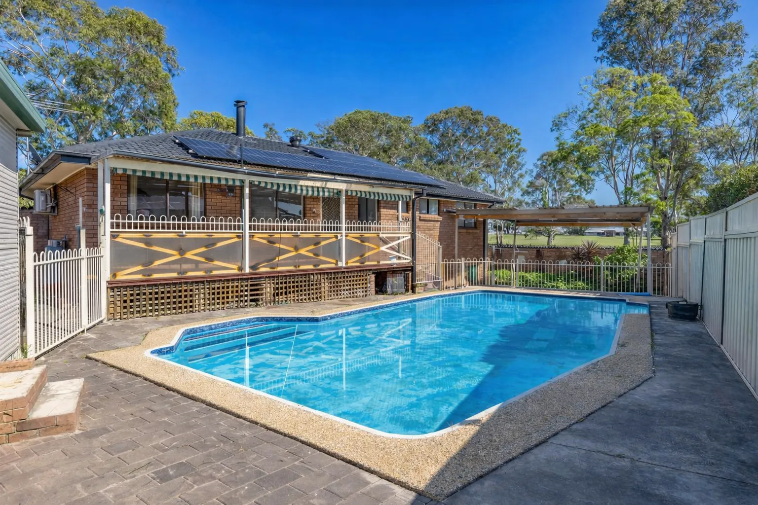 LARGE 3-BEDROOM HOME WITH POOL, SOLAR PANELS, AND MORE!, Jamisontown